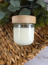 Charger l'image dans la galerie, Bougie sapin à la cire de coco et abricot avec couvercle de bois
