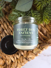 Charger l'image dans la galerie, Bougie sapin à la cire de coco et abricot avec couvercle en métal 
